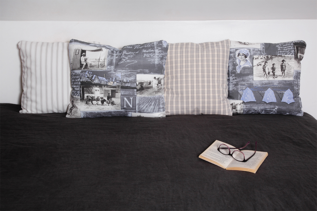 Coussins romantiques leurs et gris pour lit