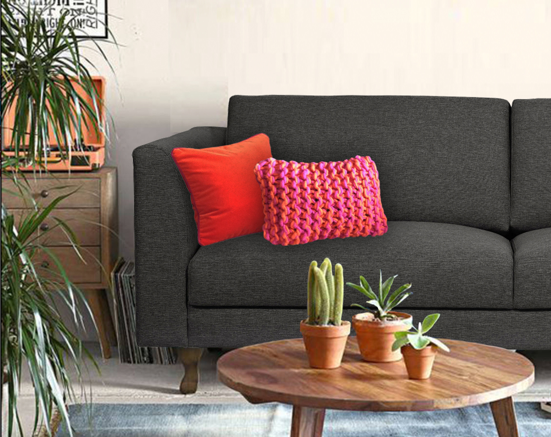 Coussins velours orange et fuchsia pour canapé anthracite