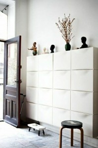 16 blocs de rangemetns Trones Ikea dans une entrée - Photo www.apartmenttherapy.com