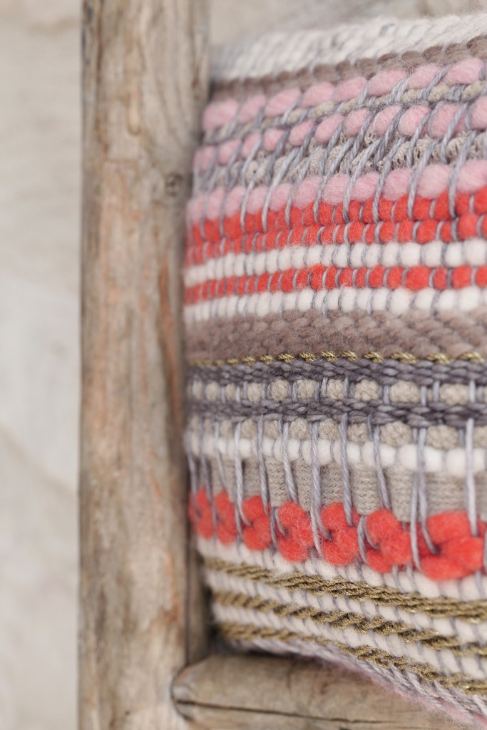 Détail du tissage réalisé à la main pour le coussin "PRAGUE" de notre collection