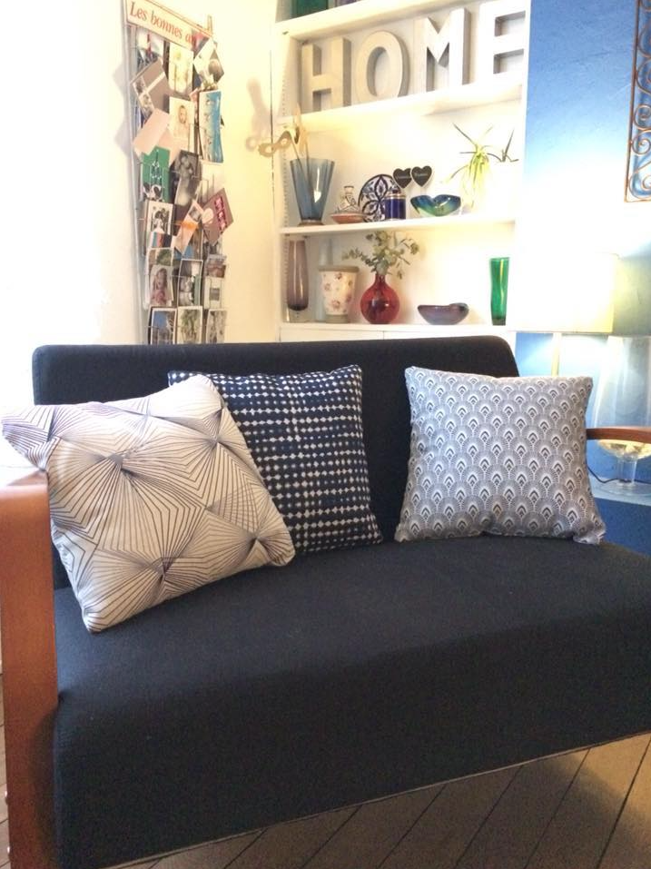 Quels coussins sur un canapé bleu? - Magazine Maison du Coussin