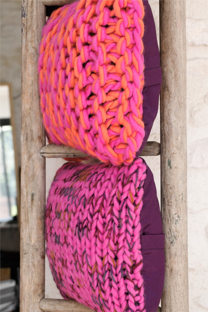 Coussin laine grosse maille rose fuchsia
