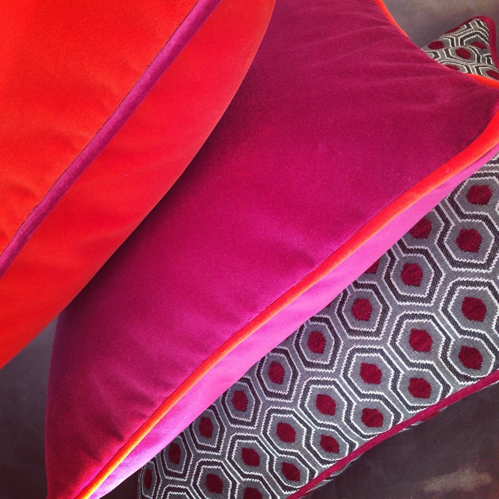 Coussin original design en velours fuchsia