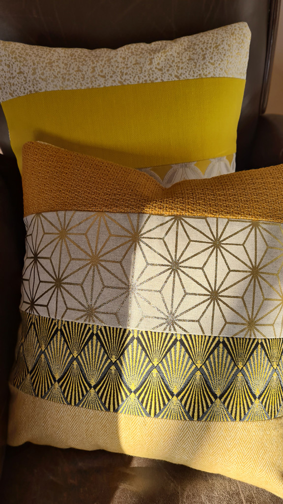 coussin jaune imprime pour canapé gris