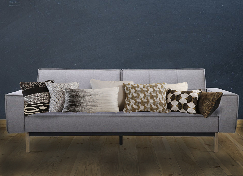 coussins noirs et blancs sur canapé gris