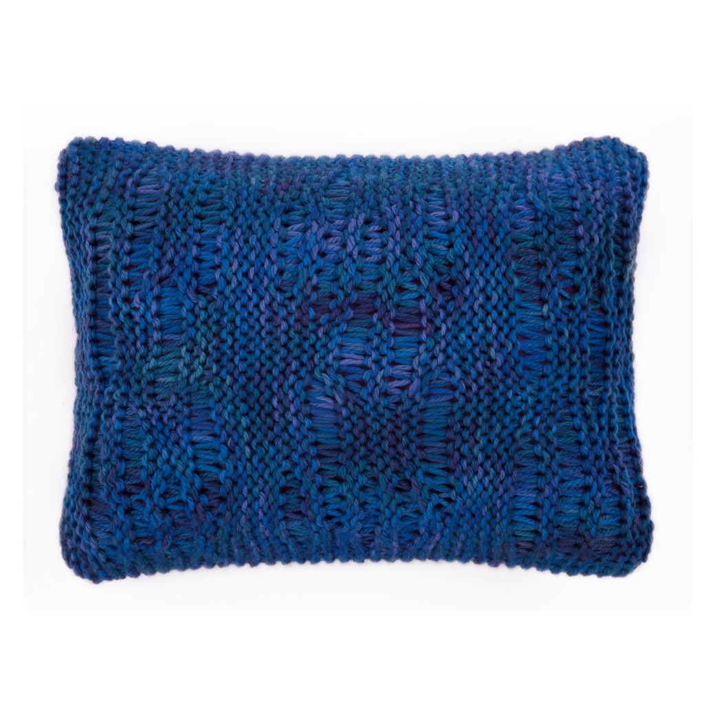 Coussins deco bleus en tricot fait main chics