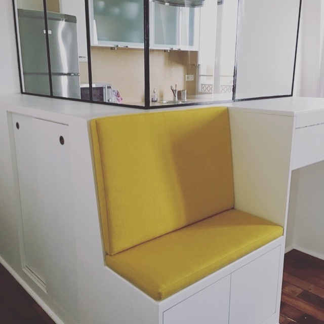 Coussin sur mesure jaune vif pour banquette
