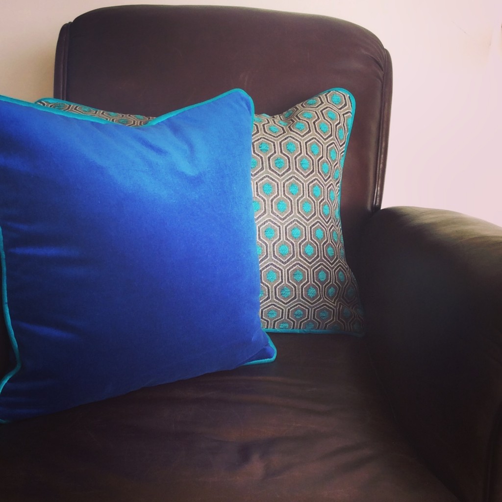 Coussin velours bleu turquoise