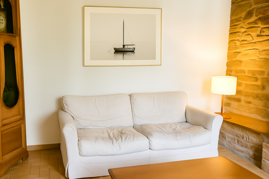 canapé aux coussins affaisses