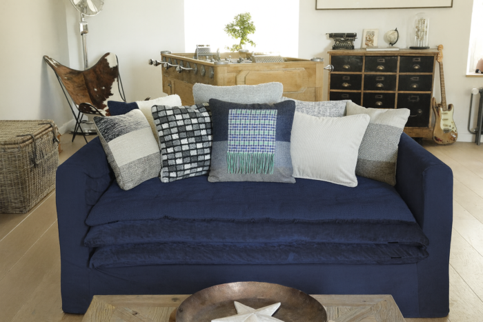 quels coussins sur un canapé bleu