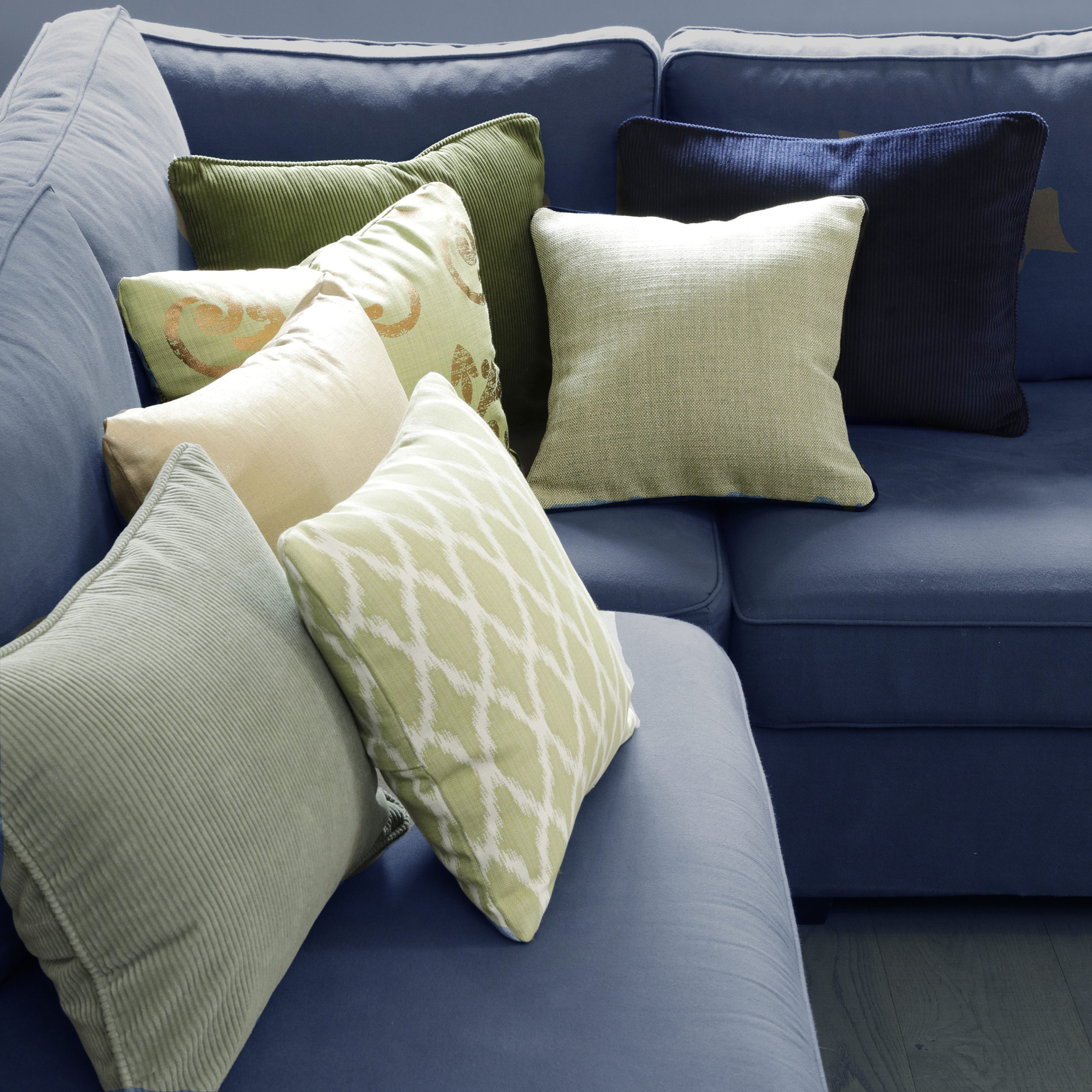 Quels coussins sur un canapé bleu? - Magazine Maison du Coussin