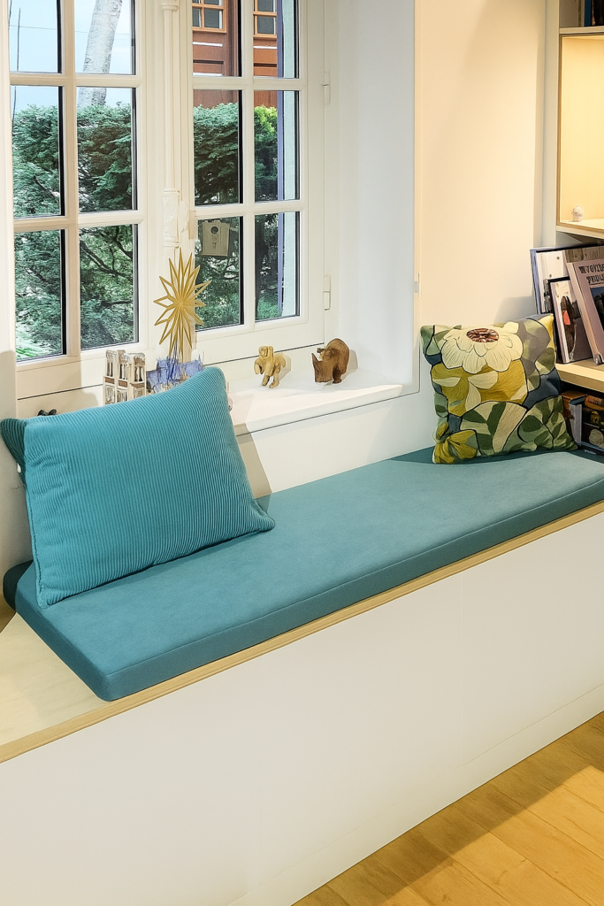 Coussin et assise en velours côtelé large bleu sur banquette sur mesure – Maison du Coussin.