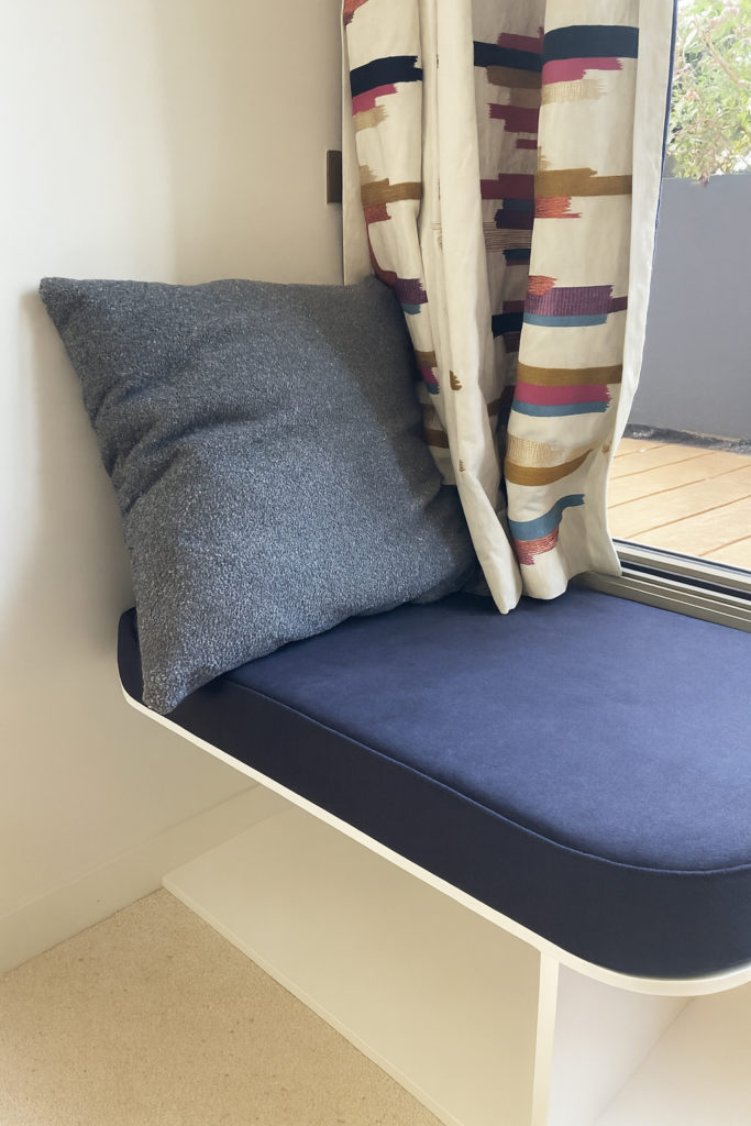 coussin arrondi sur mesure en velours bleu et grand coussin dossier gris pour chambre d’enfant