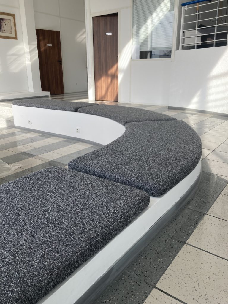 coussins d’assise sur mesure gris pour banquette arrondie dans hall d’accueil d’entreprise – Maison du Coussin