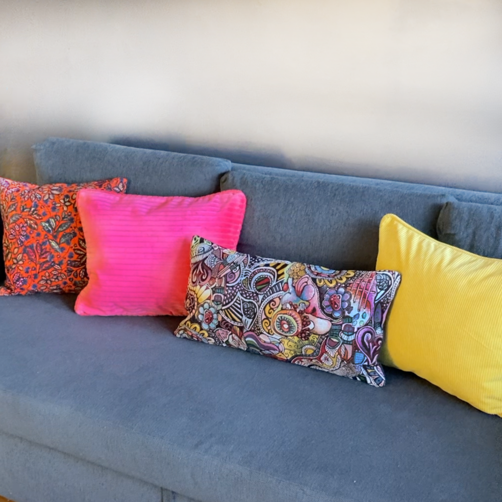 coussin design sur canapé gris