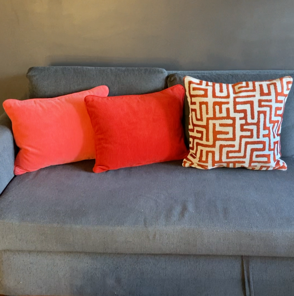 coussins terracotta sur canapé gris