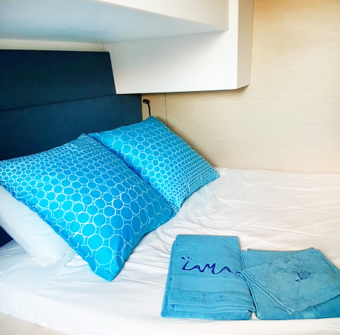 Coussins bleus sur mesure pour bateau