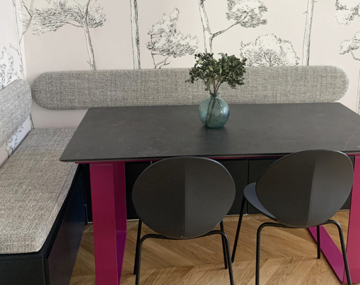Coussin dossier arrondi fixé au mur