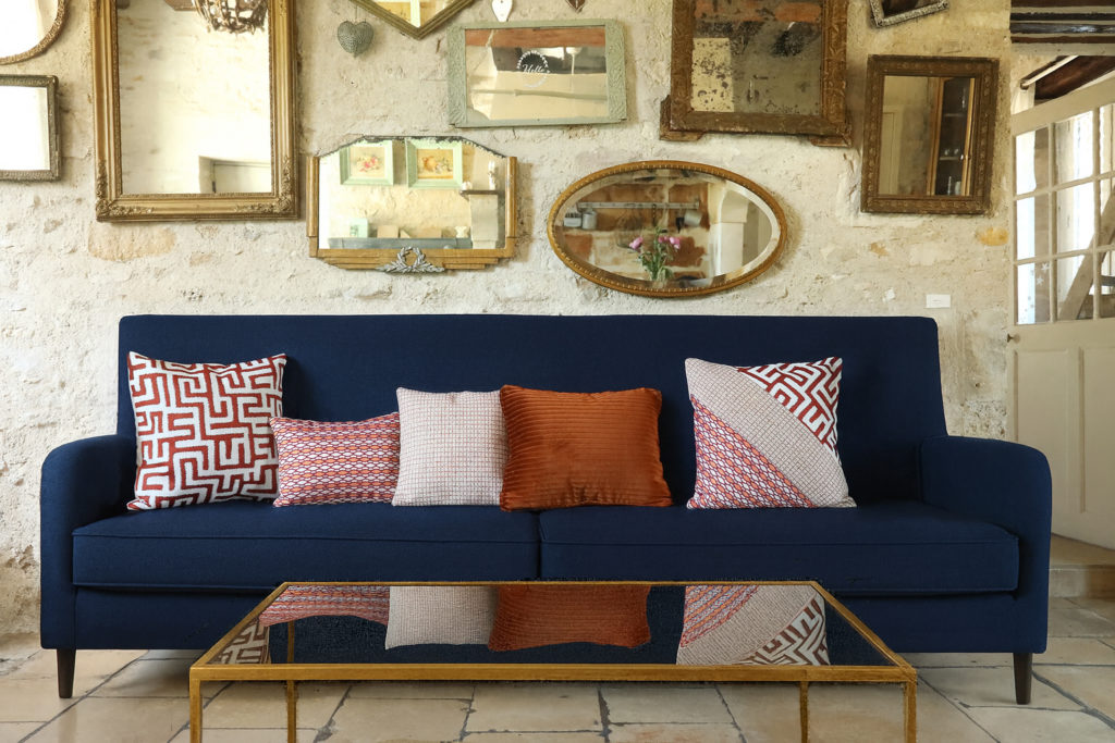 quels coussins sur un canapé bleu