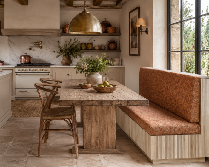 Banquette de cuisine avec coussins sur mesure épais et confortables dans un coin repas