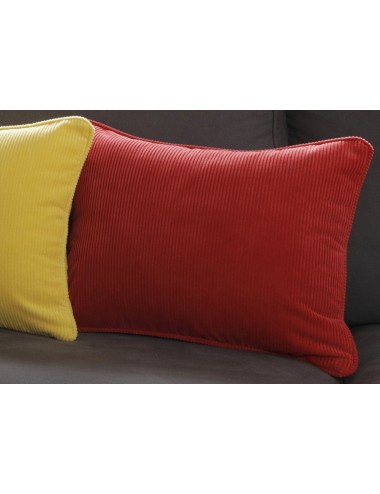 Coussin rouge en velours côtelé rectangulaire