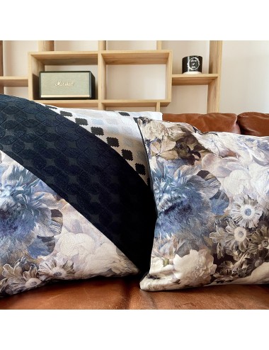 Coussin velours noir fleuri