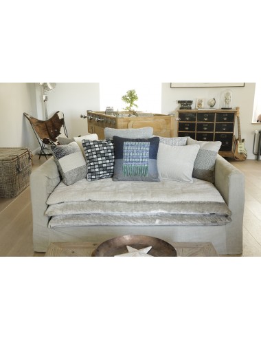 Coussin gris clair élégant en coton côtelé.