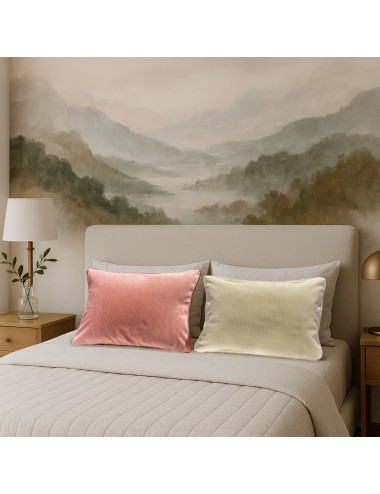 Coussin rose pâle en velours côtelé à mettre sur un lit