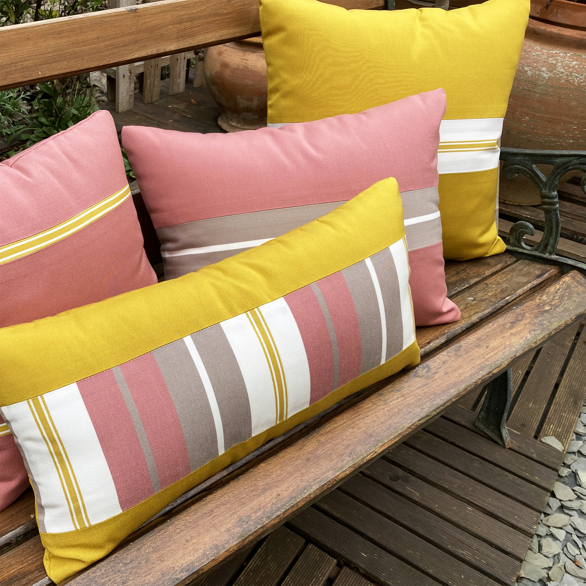 Coussin extérieur imperméable rectangulaire jaune et rose 60x30