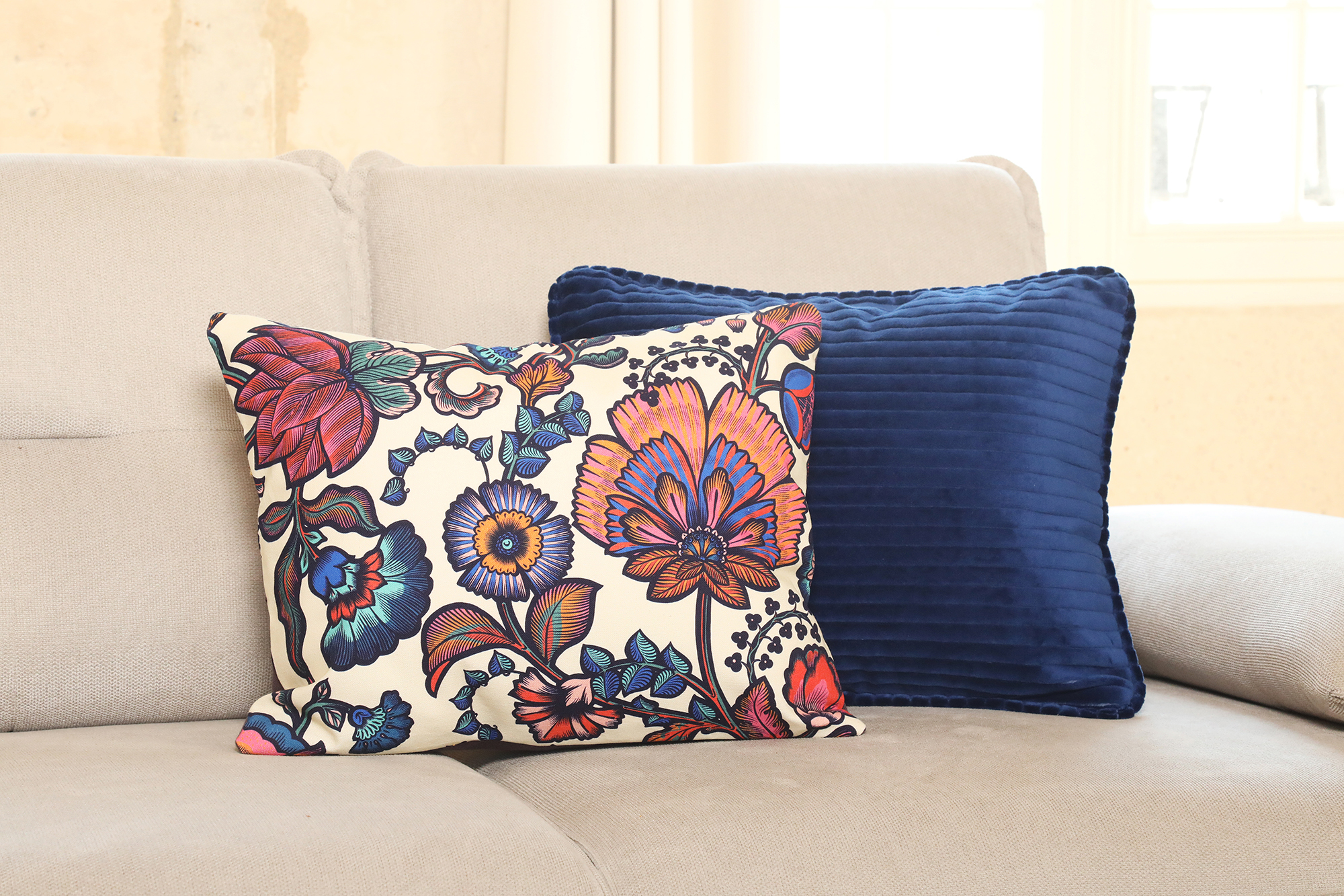 Coussin imprime fleurs bleu Klein