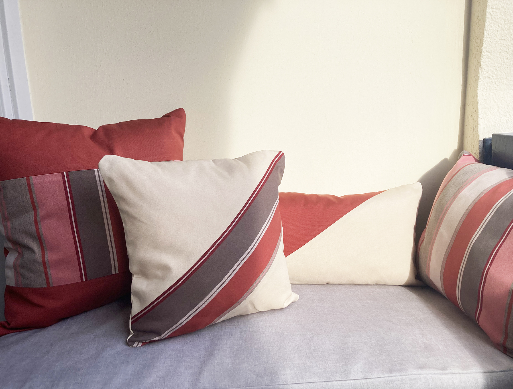 Coussins extérieurs imperméables rouges et écrus