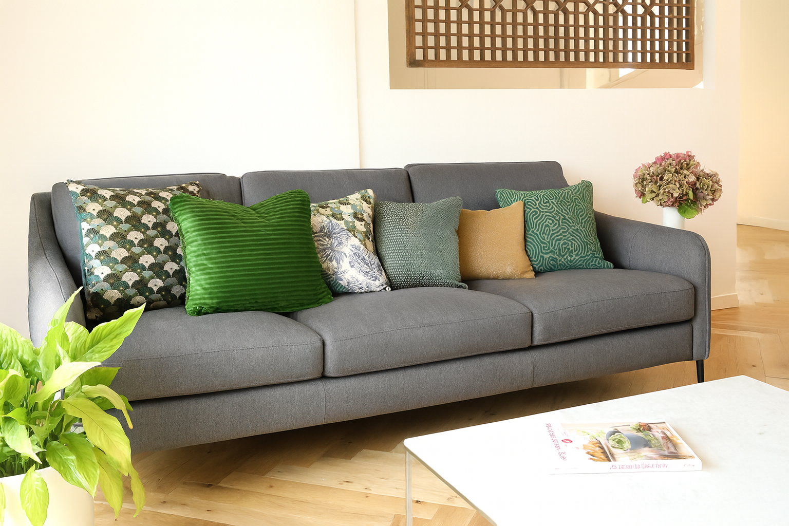 Coussins verts sur canapé gris souris