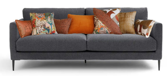 coussin terracotta sur canapé gris