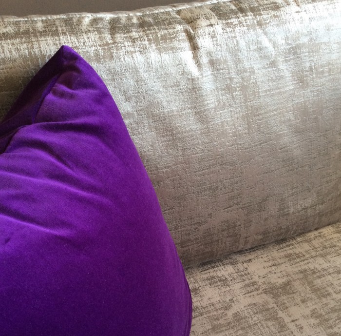 Coussins gris et violet sur mesure pour canapé