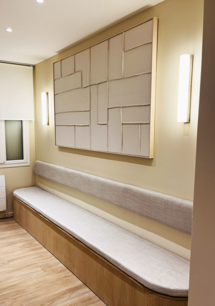 Coussin dossier arrondi fixé au mur