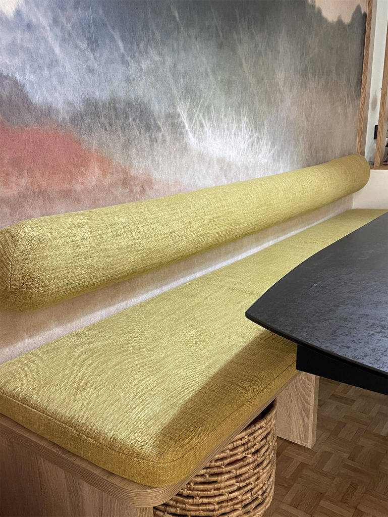 Coussin dossier fixé au mur