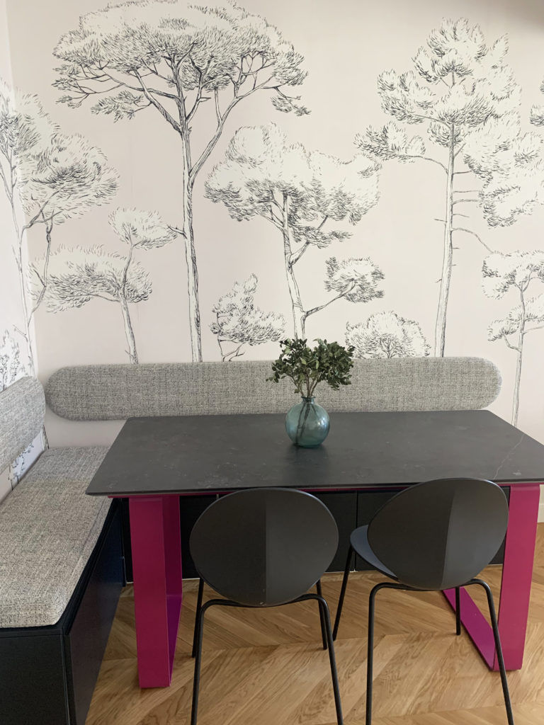 Coussin dossier arrondi fixé au mur